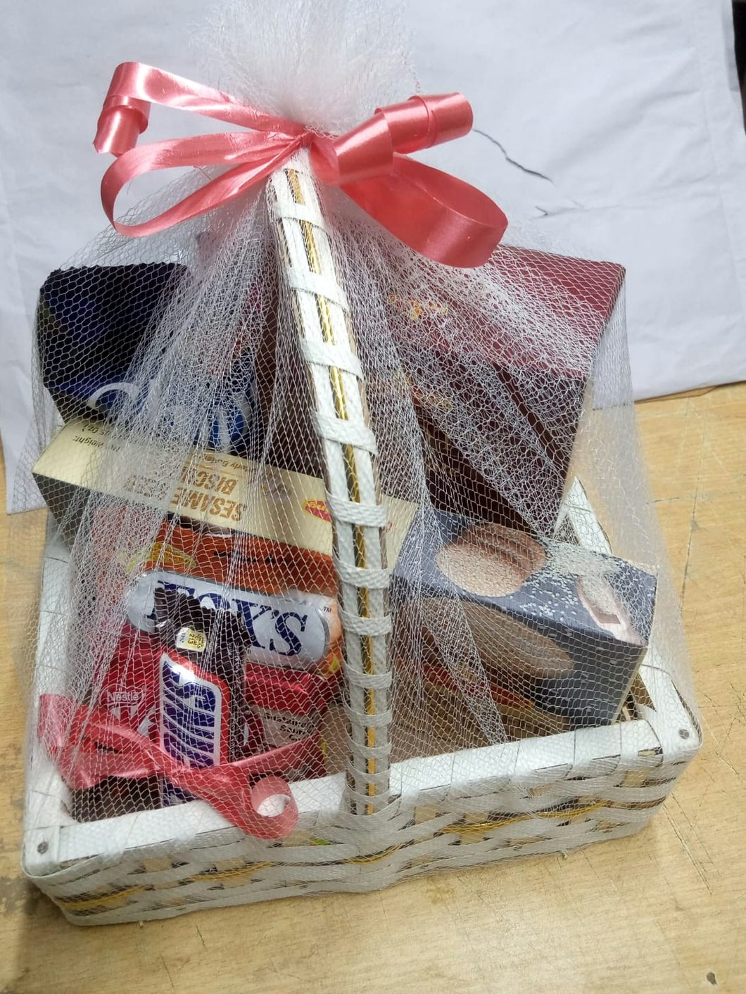 Engro: Gift basket, net-wrapped, fourth view