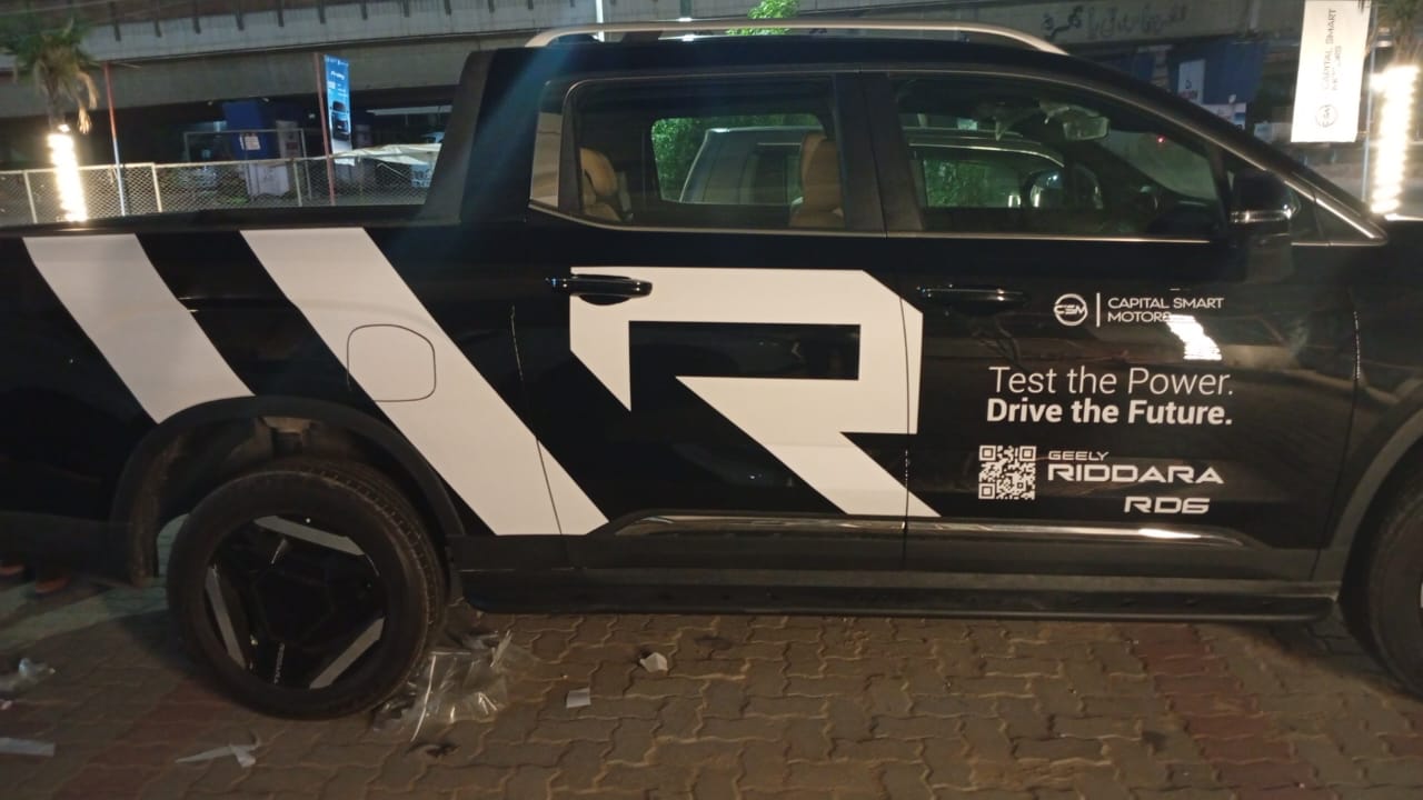 Capital Smart Motors: Riddara RD6 pickup wrap, side 1 · original photo